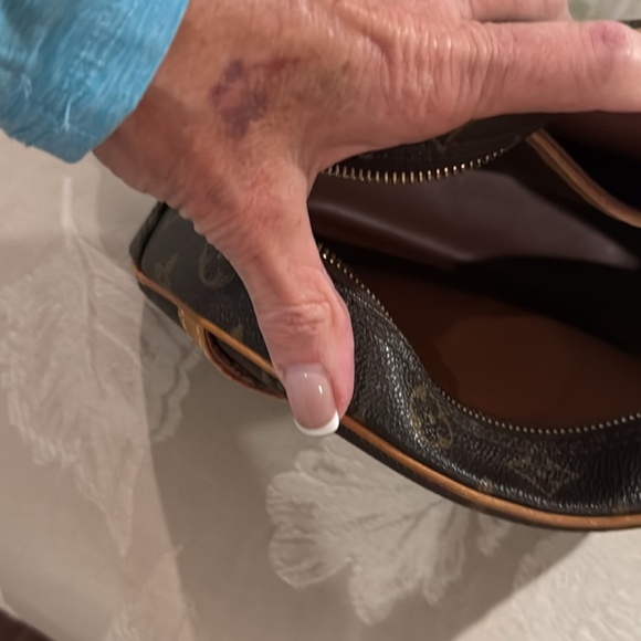 Louis Vuitton Blois Crossbody Bag-like new - Picture 6 of 10